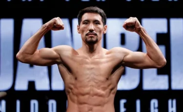 Боксера Жанибека Алимханулы лишили титула чемпиона мира