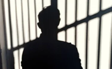 Семейде анасын балағаттаған ер адам қамауға алынды