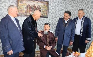 Қызылорда облысында шенеуніктер Ұлы отан соғысының ардагерін амал мерекесімен құттықтады