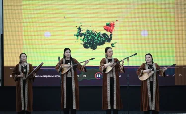 Ақтөбелік өнерпаз жастар көрісу күнінде қарттарды қуантты