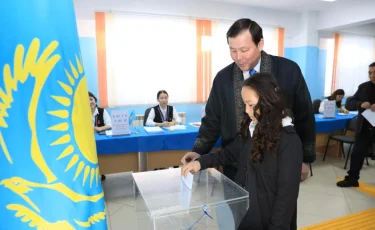 Ақтөбе облысының әкімі Асхат Шахаров референдумда дауыс берді
