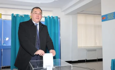 «Тарихи сәт – мемлекетіміздің тұрақтылығына кепіл»: Алматы облысының әкімі референдумда дауыс берді