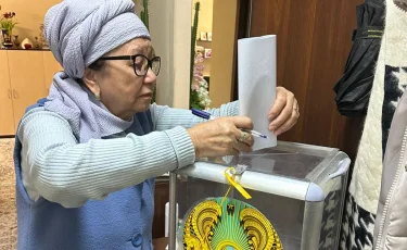 Алматыда денсаулығына байланысты келе алмаған тұрғындарға үйде дауыс беру ұйымдастырылды