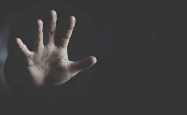 Астанада волонтер зорлық жасады деген күдікке ілінді