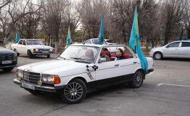 Референдум в Конаеве: на участки для голосования жители приехали на ретроавтомобилях