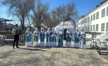 Оралда референдум күні «Ақжайық» әжелер ансамблі өнер көрсетті