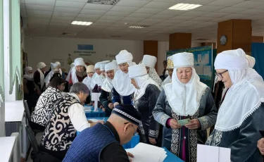 В Актюбинской области 60 свекровей и 60 невесток одновременно пришли на избирательный участок