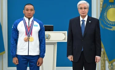 Мемлекет басшысы ХІV Қысқы Паралимпиада ойындарының чемпионы Ербол Хамитовты марапаттады