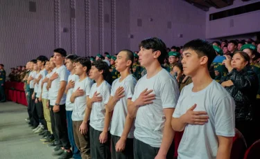 «Защита Родины — дело настоящих мужчин!»: в Астане проводили в армию очередную группу молодых людей