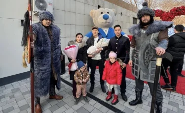Белгілі журналист Нұрсейіт Жылқышыбай сәбиіне Кенесары есімін қойған 10 отбасыға 4 млн теңге берді