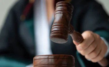 Алматыда АИТВ жұқтырып, досының 13 жасар қызын зорлаған адамға сот үкімі шықты