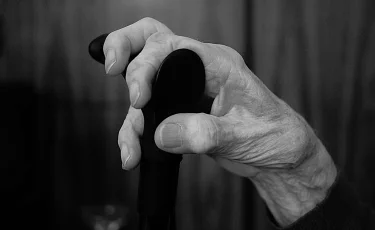 Менеджер банка оформлял кредиты на пенсионеров в Карагандинской области