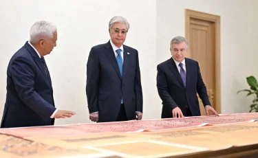 Мирзиёев Тоқаевқа тарихи маңызы зор архив құжаттарын тапсырды