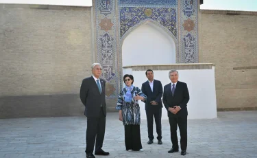 Тоқаев пен Мирзиёев Бұхараның тарихи орындарын аралап көрді