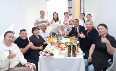 Қоныс той: жас ғалымдар Тоқаев табыстаған пәтерді көрсетті