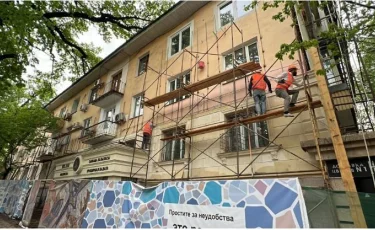 Алматыда 1950 жылы салынған үйлер жаңартылып жатыр