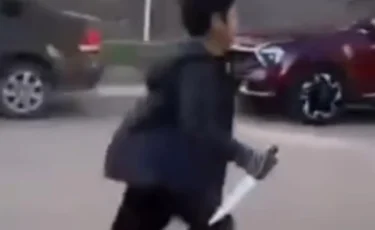Астанадағы шулы видео: 6 жасар бала көшеге үйінен пышақ алып шыққан