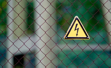 Троих детей ударило током на стройке в Темиртау