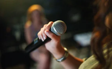 Елімізде әншілерге фонограмма қолданатынын тыңдармандарға хабарлау міндеттеледі