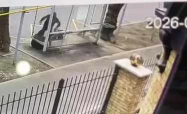 Жестокое нападение в Алматы: мужчина избил пенсионерку на остановке