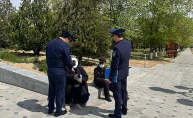Маңғыстауда полицейлер тұрғындарға бет-әлпетті жабуға қатысты заң талаптарын түсіндірді