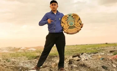 Жетісулық блогер қоқыста жатқан елтаңбаны үйіне іліп, айыппұл арқалады