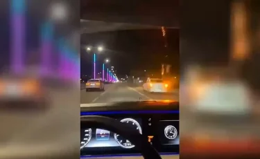 В Атырау задержали водителя и пассажира за запуск фейерверков из окна автомобиля