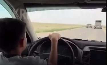 Отец из Жанаозена публично извинился после видео с сыном за рулем