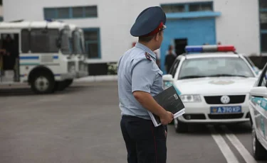 Оралда пәтерді тексеруге барған полицей қызды зорлады деген күдікпен ұсталды