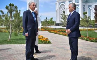 Тоқаев пен Мирзиёев Өзбекстан Түркістанға тарту еткен жаңа мешітті аралап көрді