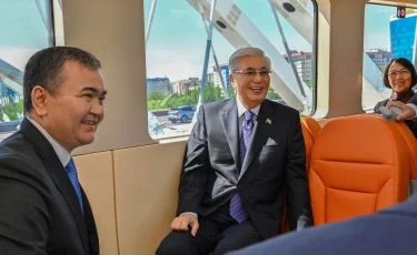 Токаев стал первым пассажиром Astana LRT и проехал от аэропорта до Национального музея