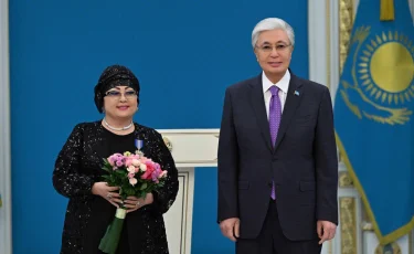 «Ақордаға кірмегелі 30 жыл болыпты»: Мақпал Жүнісова өзін Тоқаевтың марапаттағанын айтты