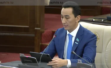 Депутат Байтілесов былапыт сөз қолданылатын тренингтерге баға беруді талап етті