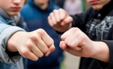 В Астане подростка с задержкой психического и речевого развития избили сверстники после уроков