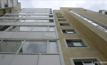 Астанада 4 жасар бала жетінші қабаттың терезесінен құлап кетті