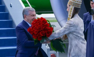 Шавкат Мирзиёев прибыл в Астану для участия в заседании ВЕЭС