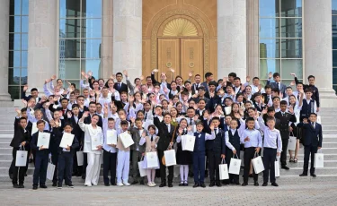Еліміздің түкпір-түкпірінен келген 100 оқушы Ақорданы аралады