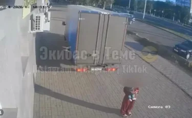 В Экибастузе водитель «Газели» сбил девушку с ребенком на руках