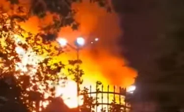 В Атырау пожар уничтожил карусель и аттракцион «Комната страха»