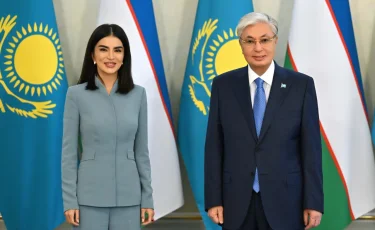 Тоқаев Саида Мирзиёевамен кездесіп, цифрландыру мен өңірлік ынтымақтастықты талқыланды