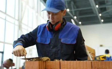Безработным казахстанцам будут платить за обучение новой профессии