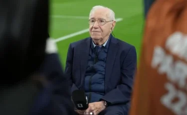 91-летнему журналисту, освещающему 18-й чемпионат мира, устроили овацию на пресс-конференции