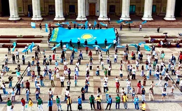 В Алматы новая Конституция вступила в силу под флагами, арт-перформансами и массовыми акциями