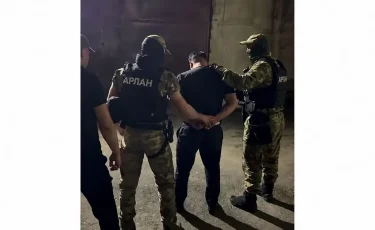 Шымкентте ақша бопсалады деген күдікпен блогер ұсталды