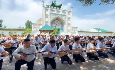 В Жетісу свыше 1000 домбристов приняли участие в праздничном шествии, одновременно исполняя кюи