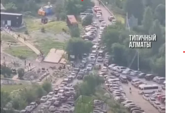 Пробки на Большое Алматинское озеро: почему туристы всё чаще выбирают Казахстан