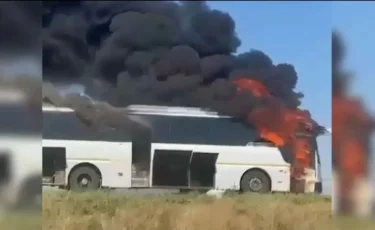 Жол үстіндегі өрт: БҚО-да 37 жолаушысы бар автобус отқа оранды