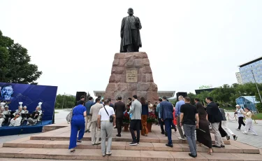 Алматыда Абай ескерткішіне гүл қою рәсімі өтті