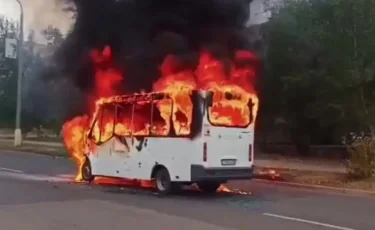 В Акмолинском областе загорелся автобус с пассажирами