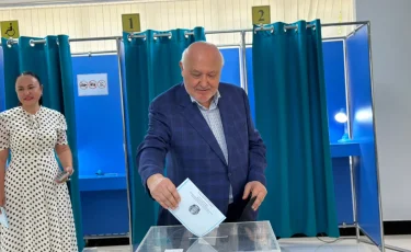 Дінмұхамед Қонаевтың туысы Эльдар Қонаев Құрылтай сайлауында дауыс берді